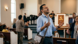 Viernes 8 de mayo del 2026 | Devoción Matutina para Adultos 2026 | La Batalla es de Dios: El Poder de la Alabanza en la Crisis